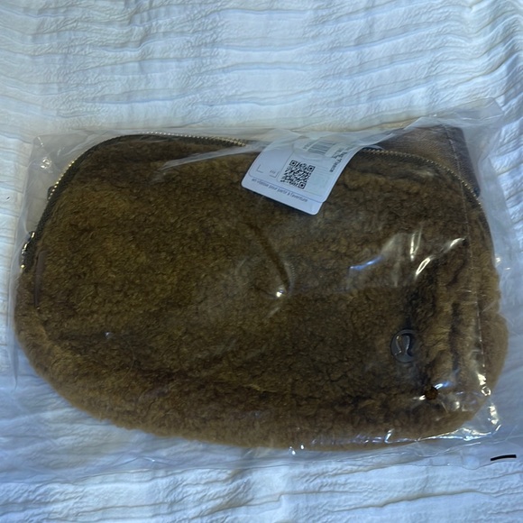 Everywhere Belt Bag Fleece - Picture 8 of 10